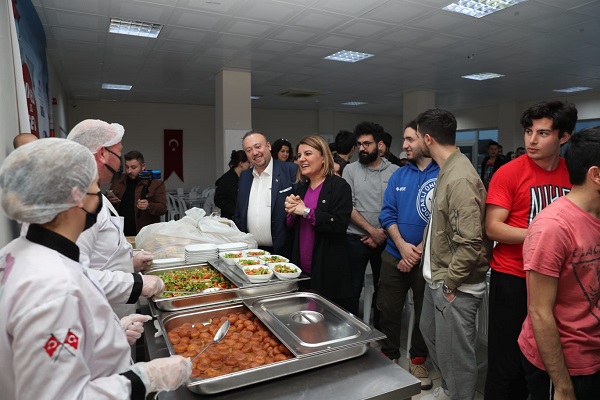 Üniversite öğrencileriyle iftar