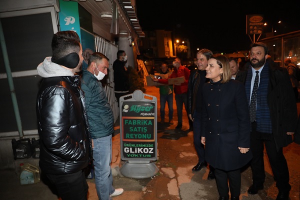 Servis bekleyen vatandaşlara ikram
