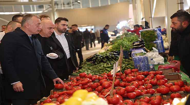 BAŞKANLAR PERŞEMBE PAZARI’NDA ESNAFLA BULUŞTU
