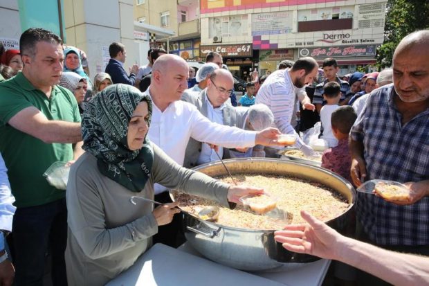 Bıyık Darıcalılara aşure dağıttı
