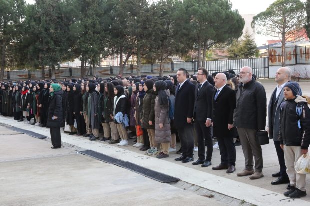 İkinci dönemin ilk dersinde öğrencilere eşlik etti