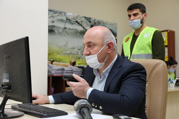 Telefonun başına geçti