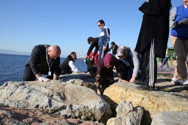 Darıca sahilinde öğrencilerle kıyı temizliği yaptılar