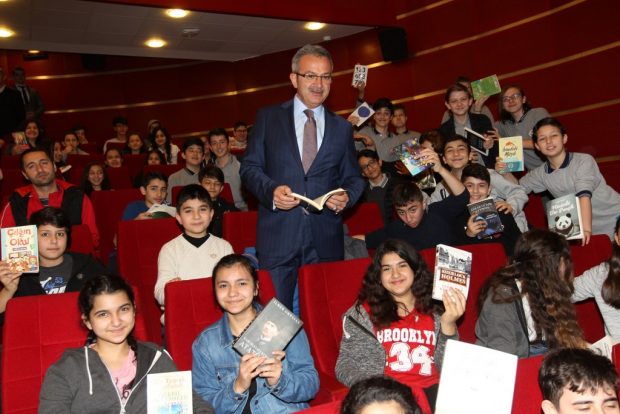 Köşker’den Öğrencilere 20 Bin Hediye Kitap