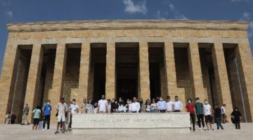 Bıyık, gençleri Anıtkabir’e götürdü