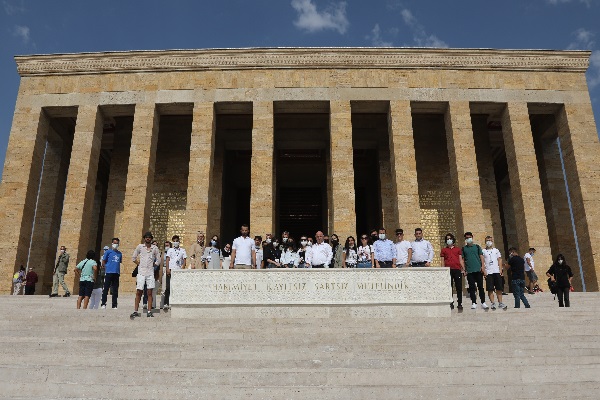 Bıyık, gençleri Anıtkabir’e götürdü