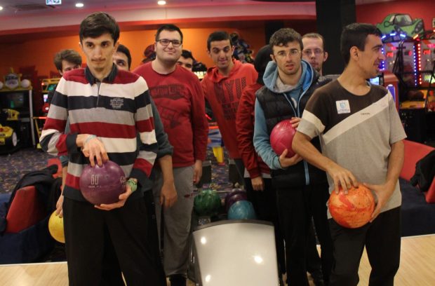 Engelli öğrenciler bowling turnuvasında