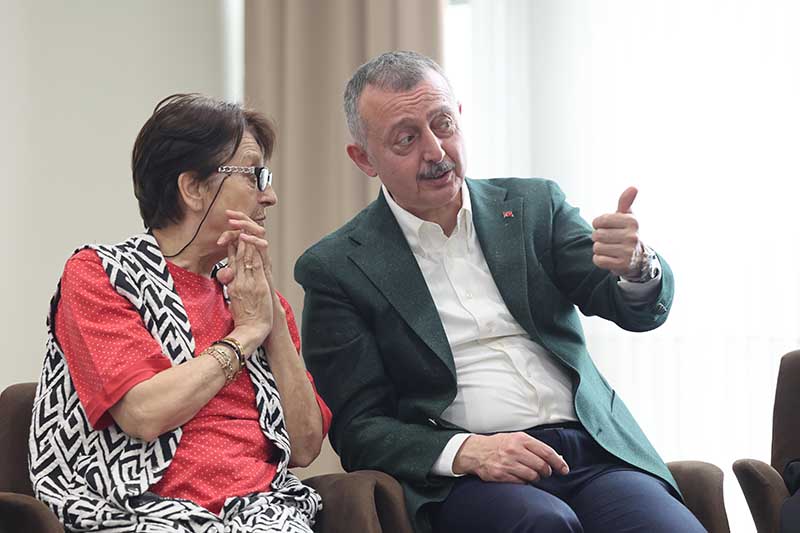 Büyükakın, Anneler Günü’nde şehit ailesi ve huzurevine gitti