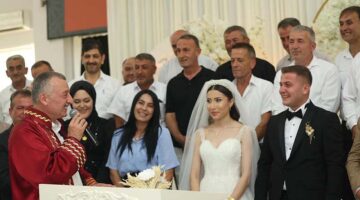 Düğüne gitti, proje inceledi, vatandaşla sohbet etti