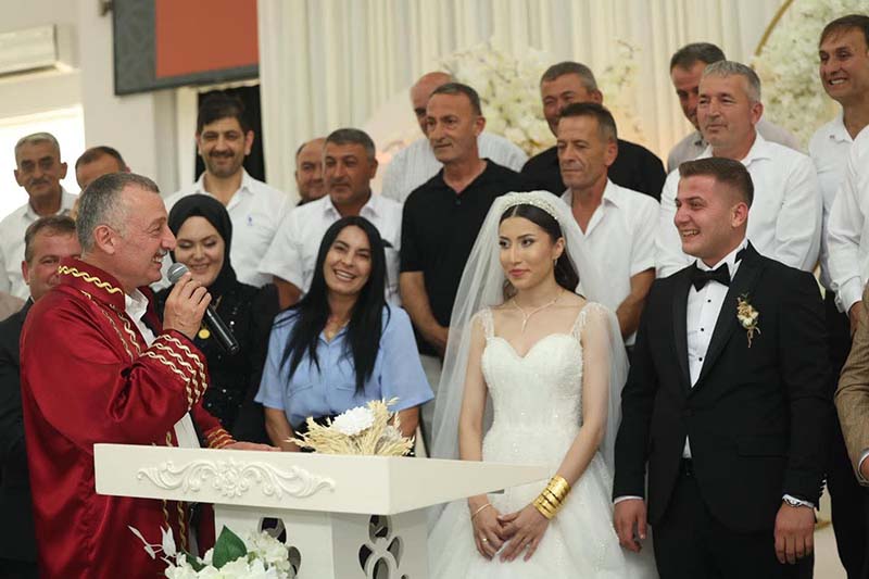 Düğüne gitti, proje inceledi, vatandaşla sohbet etti