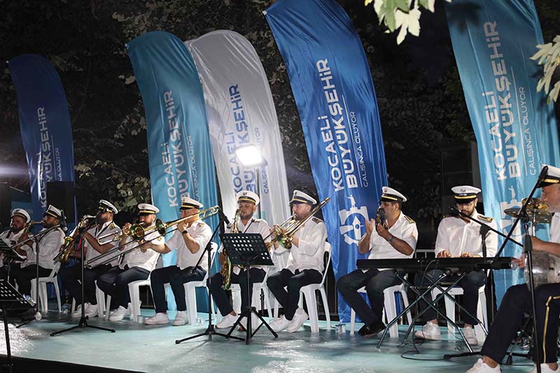 Büyükşehir Bandosu Körfez sahilini inletti