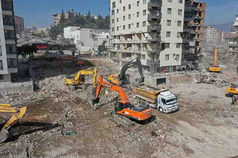 Büyükşehir, Hatay’da 51 Binanın Yıkımını Yaptı