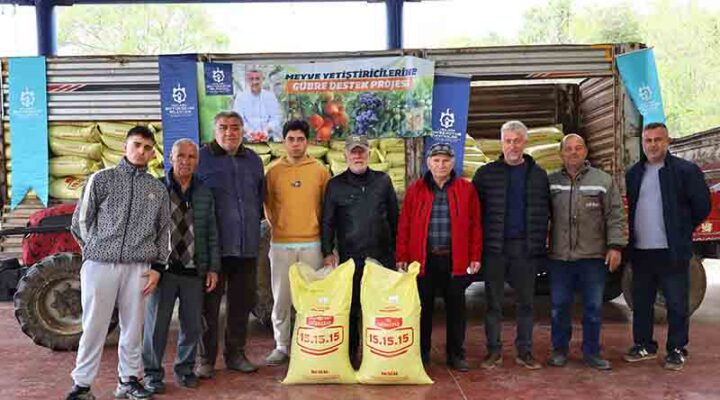 Büyükşehir’den 1.785 üreticiye 500 ton gübre desteği