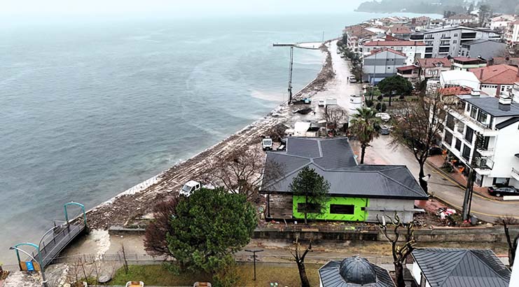 Büyükşehir’den Ulaşlı sahiline dalga kırıcı set