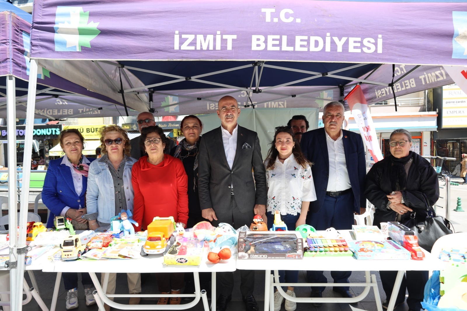  Depremzede çocuklar için oyuncak kampanyası