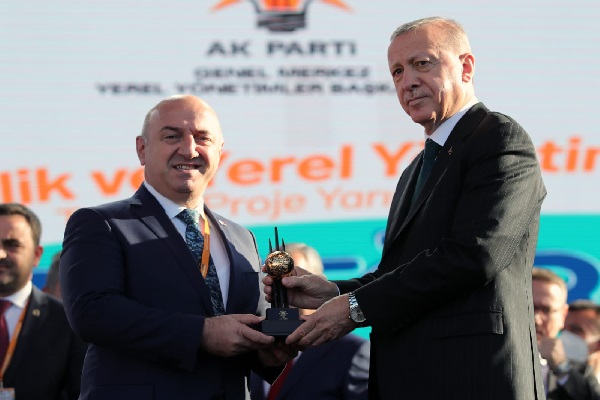 Gençlere yönelik çalışmalara Erdoğan’dan ödül
