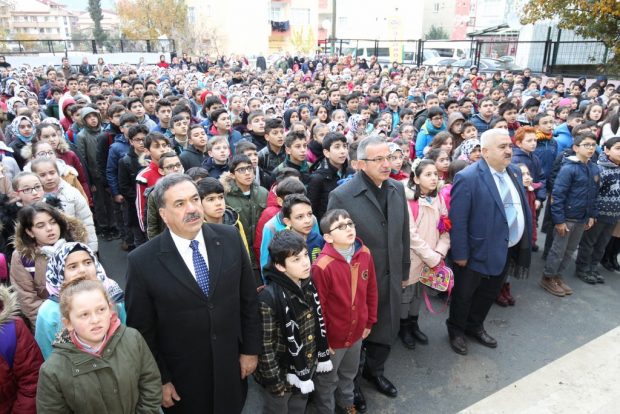 Dumlupınar İmam Hatip Ortaokulu’nda bayrak töreni