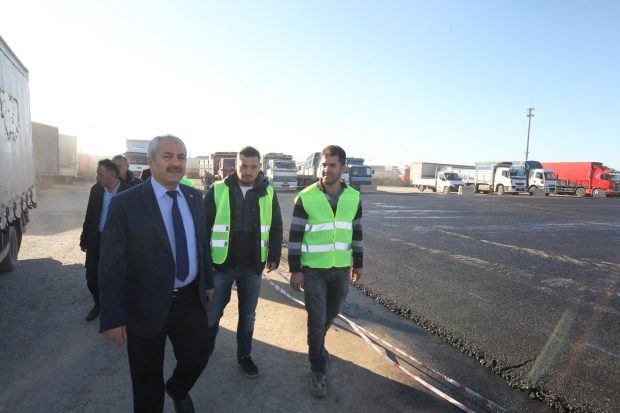 Kamyoncular garajı asfaltlanıyor