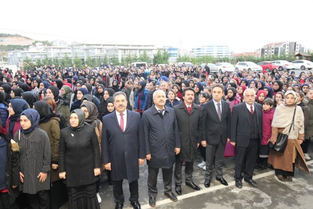 Anadolu kız İmam Hatip Lisesinde bayrak törenine katıldılar