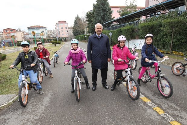 Çocuklara parkurda yaya güvenliği dersi verdi