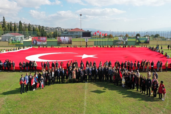 Stadyumda Coşkulu Tören
