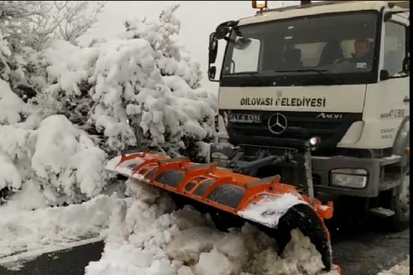 Karla mücadele ekipleri yoğun çalışıyor