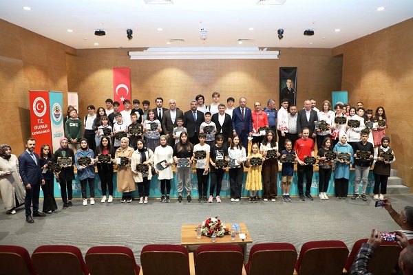 Dilovalı gençlere ödülleri verildi