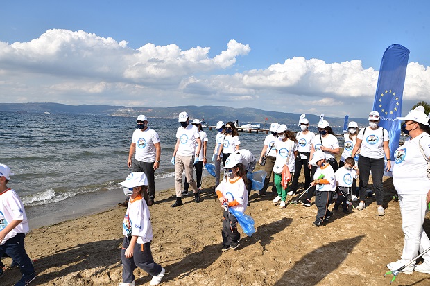Çevre ve deniz kirliliğine dikkat çekmek için