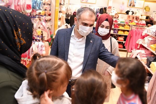 500 Çoçuğun Yüzü Güldü