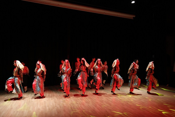 Darıcalı Gençlerin Halk Oyunları Gösterisi büyüledi