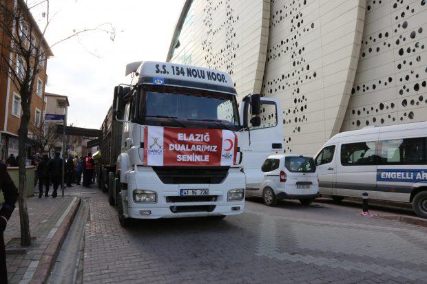 Toplanan yardımlar dualarla Elazığ’a gönderildi