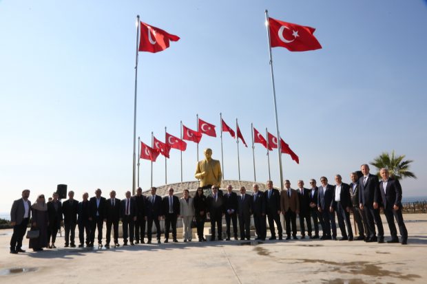 Atatürk anıtı yeni yerinde