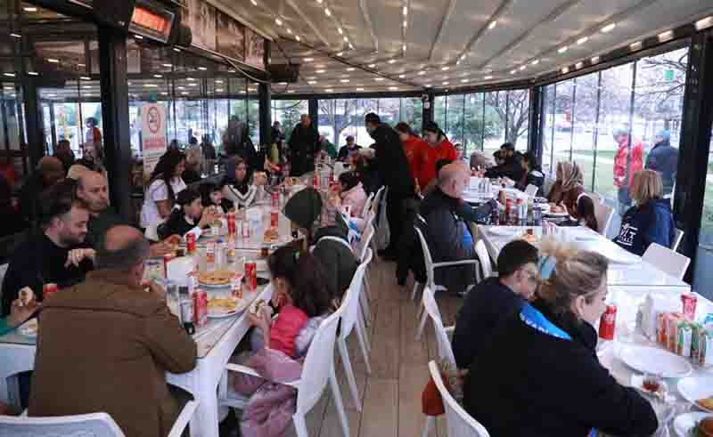 Depremzede Aileler Gülümse Kafe’de Ağırlandı