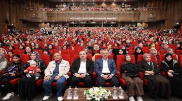 Vatandaşlar salona sığmadı, söyleşiyi koridorlarda ve yağmur altında takip etti;