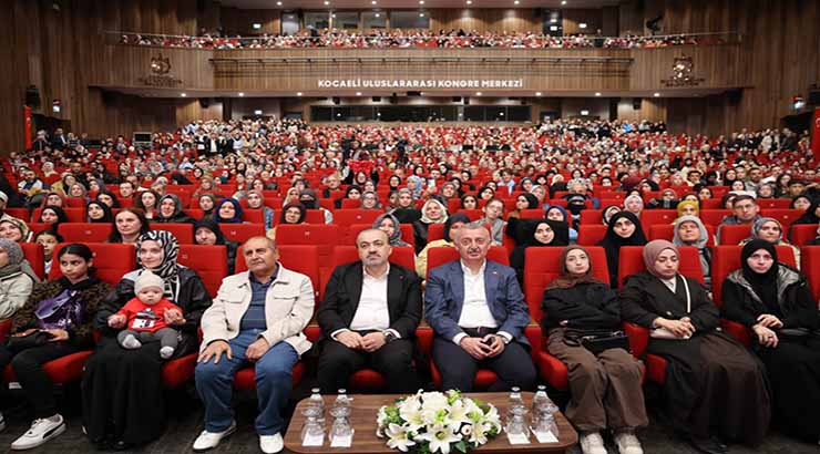 Vatandaşlar salona sığmadı, söyleşiyi koridorlarda ve yağmur altında takip etti;