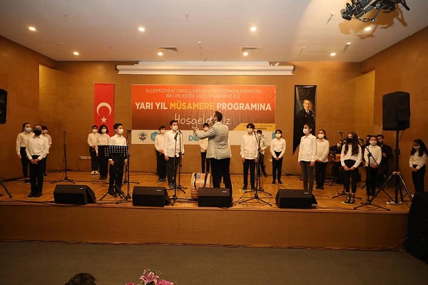 Öğrencilerden müzik ve şiir ziyafeti