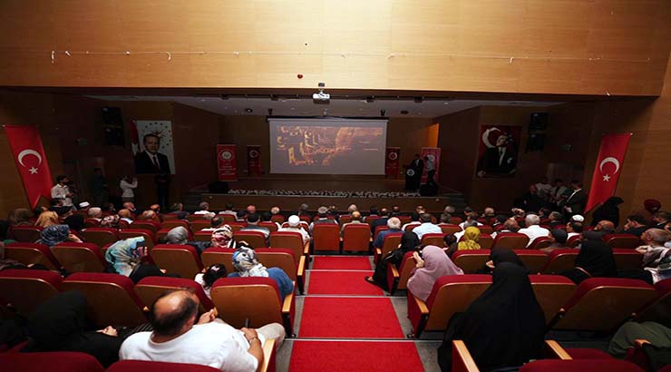 Dilovası’nda Mevlid-i Nebi Haftası Coşkuyla Kutlandı   Dilovası Kaymakamlığı ve Dilovası Belediyesi iş birliğiyle düzenlenen Mevlid-i Nebi Haftası programı, yoğun katılımla gerçekleşti.