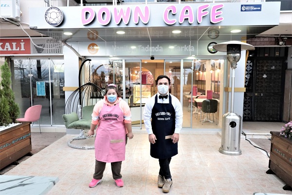 Down kafe hizmet için gün sayıyor