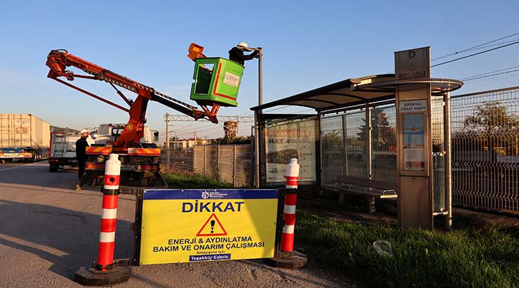 Duraklara güneş enerjili aydınlatma çözümü