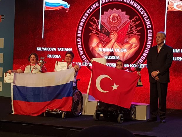 Bilek güreşçiler iki madalya ile döndüler