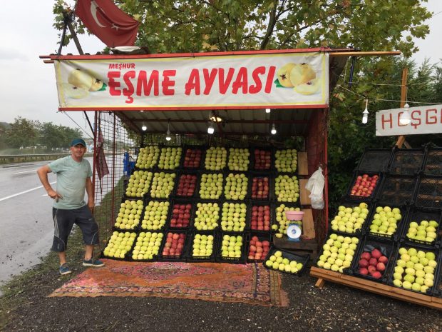 Eşme Ayvası satış tezgahında