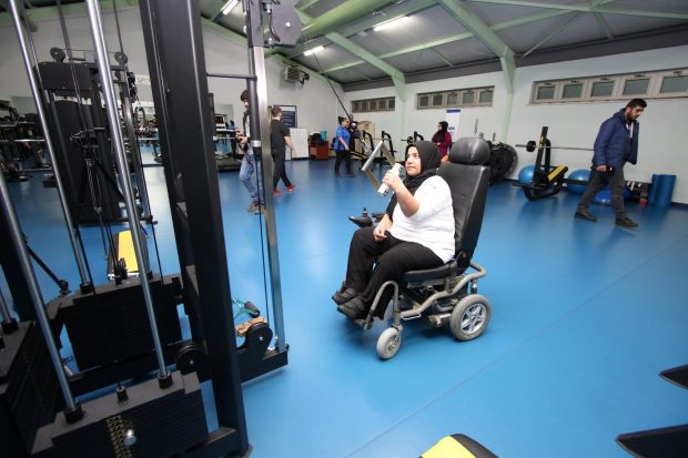 Bedensel Engelli Ev Hanımı Bilek Güreşinde dünya üçüncüsü