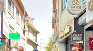 Esnafa ve vatandaşlara binlerce bayrak dağıtıldı