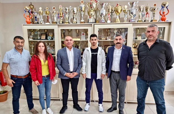 CHP ‘den genç sporcuya altın hediyesi