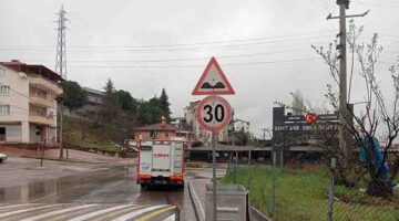 Trafik ve yol levhalarının onarımı yapılıyor