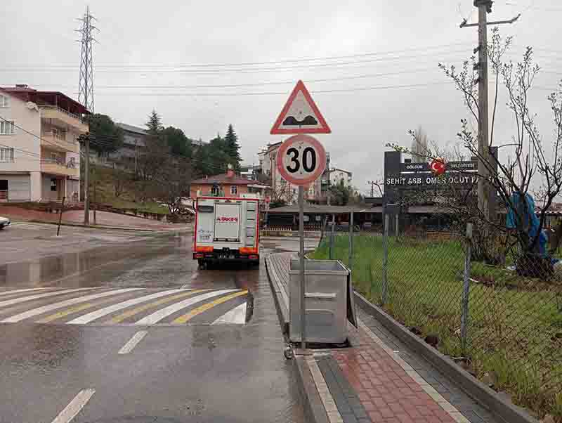 Trafik ve yol levhalarının onarımı yapılıyor