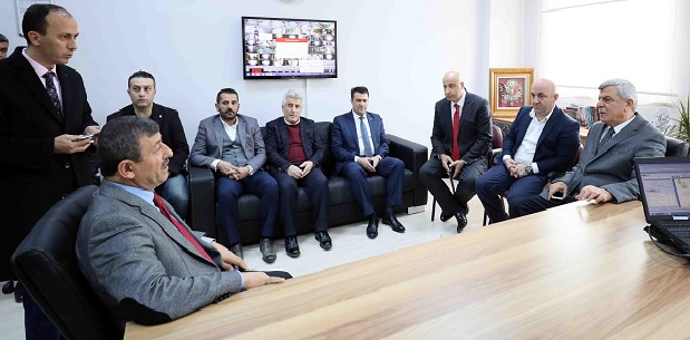 Karaosmanoğlu, Darıca Neşet Yalçın Anadolu Lisesi’ni ziyaret etti.