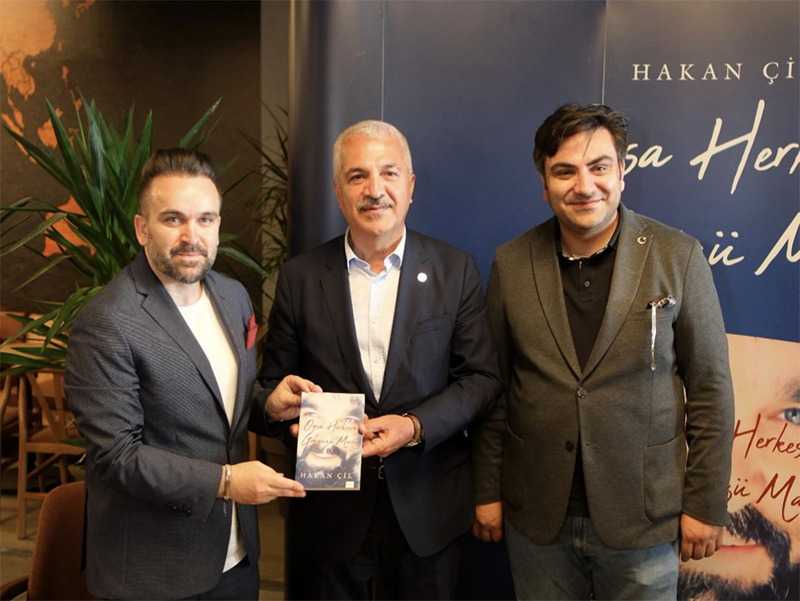 Hakan Çil, “Oysa Herkesin Gökyüzü Mavi” Kitabıyla Okurlarıyla Buluştu