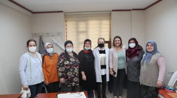 İZMEK’te el emeği üretim yapan kadınları ziyaret etti