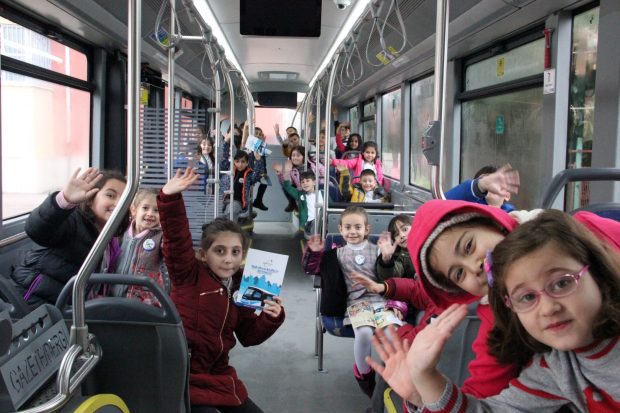 Önce okulda sonra otobüste eğitim
